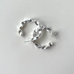 noemvri fashion label noemvri fashion label gedrehte hoops – Produktbild 1 von 1