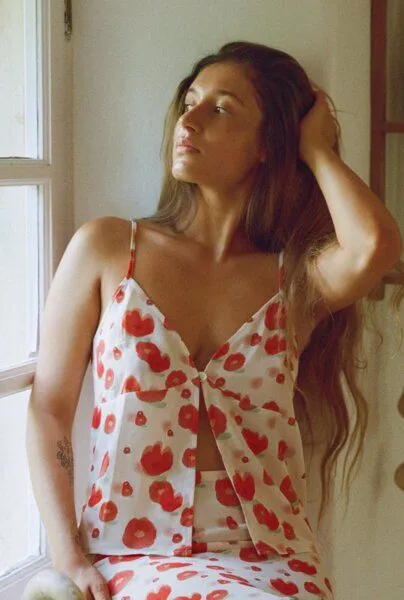 Nénés Nénés Top - Charlotte, Mit roten blumen bedruckt, – Produktbild 1 von 4