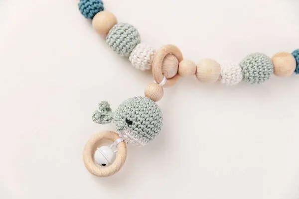 NoniKids Berlin NoniKids Berlin Kinderwagenkette Holz *Amigurumi Wal Rassel* 3 Farben | Bio Baumwolle, Mint, – Produktbild 3 von 3