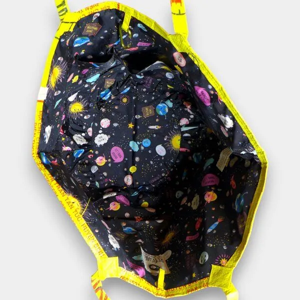 REFISHED fair fashion REFISHED fair fashion Tasche 'SOULMATE WATERPROOF' Limitierte Edition! - upcycelte Fischfuttersäcke, #fish gelb-dollar/#wp planet, – Produktbild 4 von 4