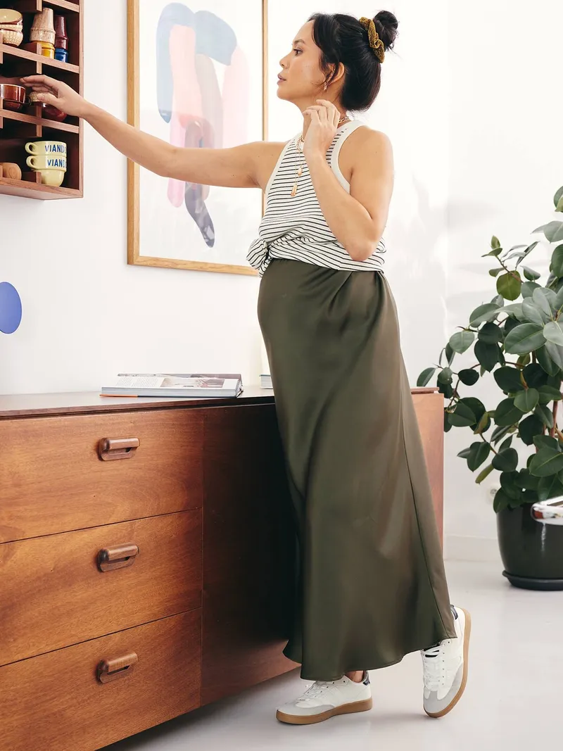 Vertbaudet Langer Umstandsrock in Satin-Optik, Khaki, – Produktbild 2 von 4
