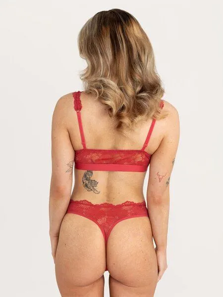 erlich textil erlich textil Classy Lace Bralette, bügelloses Bustier mit Spitze aus weichem recyceltem Polyamid, made in Europe, Granatapfel, – Produktbild 4 von 4