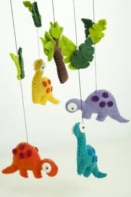 short'n'pietz short'n'pietz Mobile mit 4 bunten Dinosauriern, handgefilzt – Produktbild 1 von 1