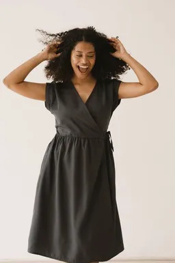 TIRALAHILACHA TIRALAHILACHA Hira Tencel wrap midi dress – Produktbild 1 von 1