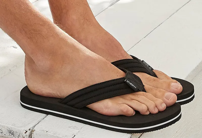 AUTHENTIC LE JOGGER AUTHENTIC LE JOGGER Badelatsche, Flip Flop, Badepantolette, Badeschlappe, Sommerschuhe Badezehentrenner Pantolette, Zehentrenner mit ultraleichter Sohle Unisex VEGAN, Schwarz, – Produktbild 1 von 5