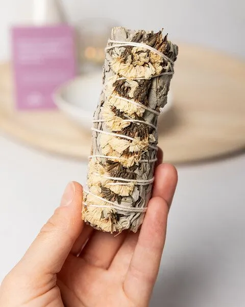 Oh Shanti Oh Shanti Räucherbündel Weißer Salbei & Sinuata Blüten – Produktbild 3 von 4