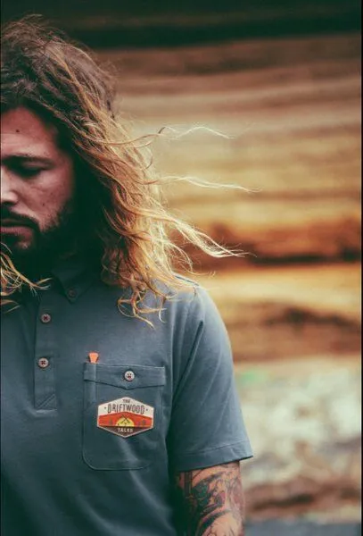 The Driftwood Tales The Driftwood Tales Rotes Poloshirt / Graues Poloshirt / Graues Poloshirt mit DRIFTWOOD emblem, Grau+emblem, – Produktbild 2 von 4
