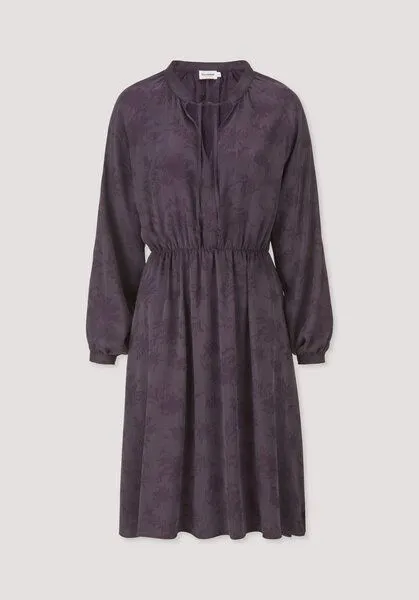 hessnatur hessnatur Kleid gerafft knielang aus TENCEL Lyocell- und LENZING ECOVERO Viskose, Dunkle traube, – Produktbild 4 von 4