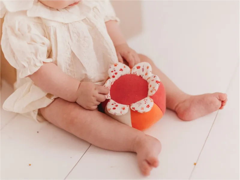 Kikadu Kikadu Baby Ball mit Rassel Blume Maße 15 x 11 cm, Rosa, – Produktbild 2 von 2