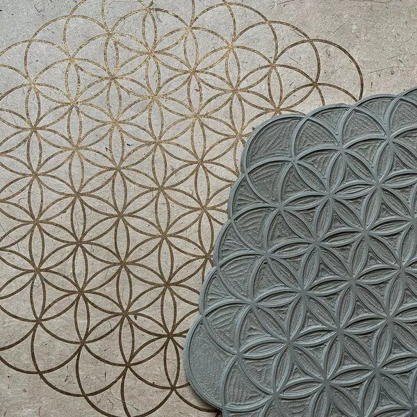 Veskor Cassiopeia Veskor Cassiopeia BLUME DES LEBENS Heilige Geometrie Linoldruck | 35 × 35 cm | Gold auf Naturweiß – Produktbild 3 von 4