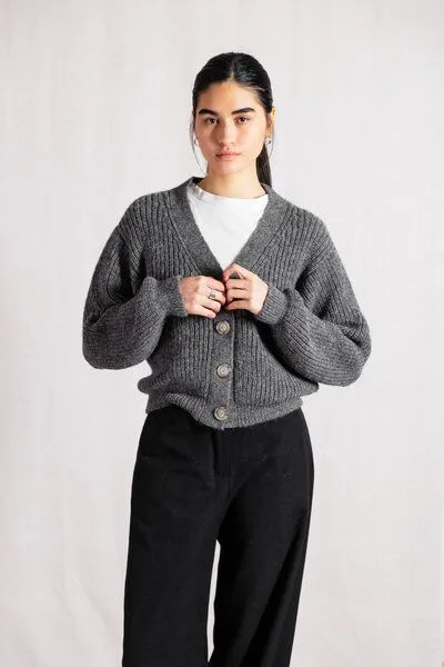 Jyoti - Fair Works Jyoti - Fair Works Baby-Alpaka Strickcardigan Aipena, Dunkelgrau, – Produktbild 3 von 3