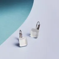 ALEXASCHA ALEXASCHA Geometrische Ohrringe hängend aus Glas | PUREFORM, Schneeweiß, – Produktbild 1 von 2