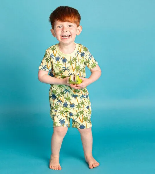 Sense Organics & friends in cooperation with GARY MASH Sense Organics & friends in cooperation with GARY MASH Kurzer Kinder Pyjama aus Biobaumwolle, Grün mit palmen, – Produktbild 4 von 4