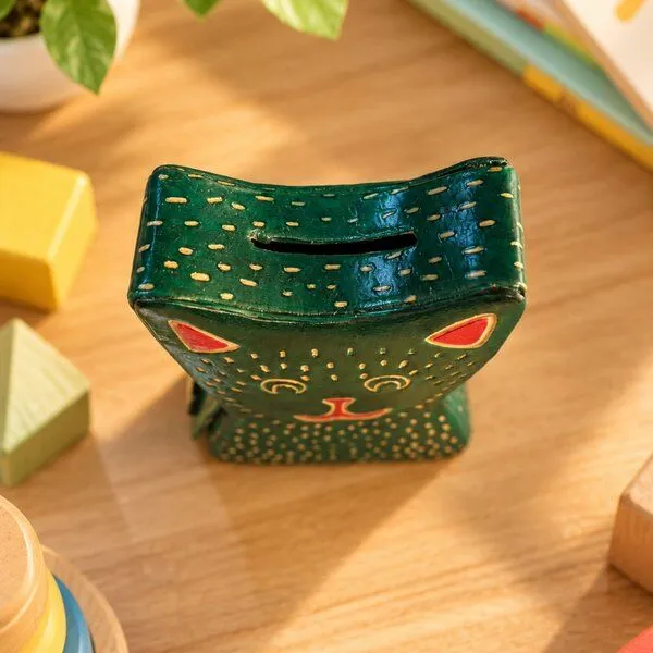Janselo Katze Kinder-Spardose aus Shanti-Leder in Grün – Produktbild 3 von 4