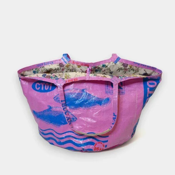 REFISHED fair fashion REFISHED fair fashion Tasche 'SOULMATE WATERPROOF' Limitierte Edition! - upcycelte Fischfuttersäcke, #fish rosa-b/#wp blumen, – Produktbild 3 von 5