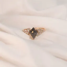 Eppi Eppi Goldener Ring mit einem Salt and Pepper Diamanten in Kite-Form Bret – Produktbild 1 von 1