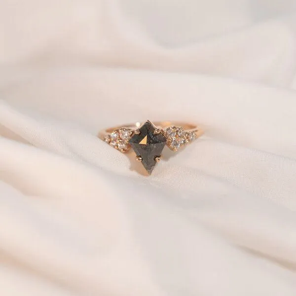 Eppi Eppi Goldener Ring mit einem Salt and Pepper Diamanten in Kite-Form Bret, Rosa, – Produktbild 1 von 4