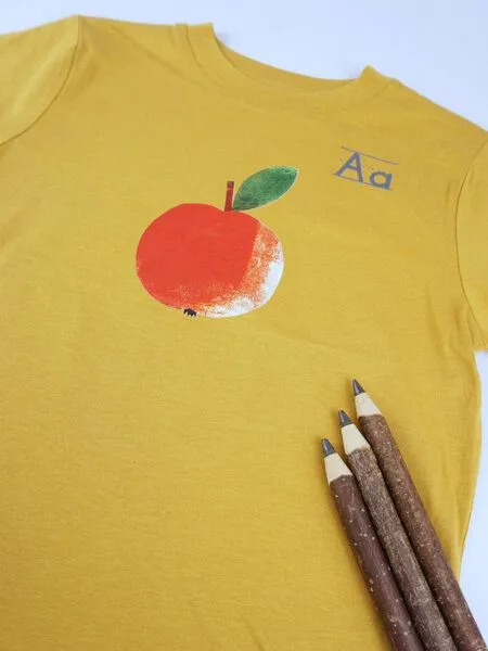MelaDi Meladi Kinder Shirt aus Biobaumwolle - Apfel auf Ocre Gelb – Produktbild 3 von 6