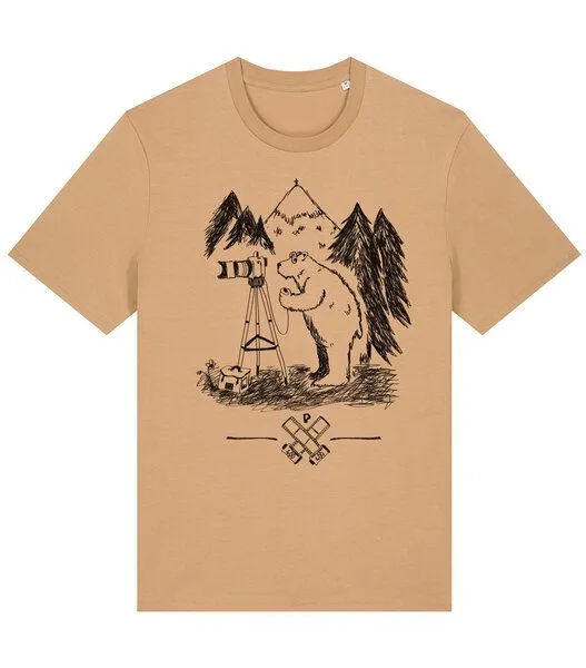 päfjes päfjes Foto T-Shirt | Fotokamera analogfotografie mit Bär - Unisex Männer Bio Siebdruck Shirt, Braun (latte), – Produktbild 1 von 3