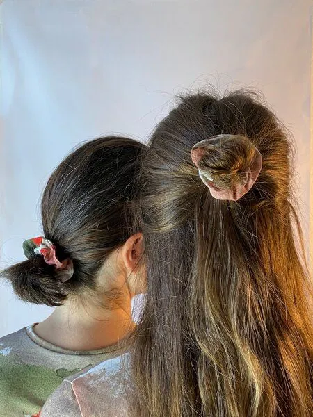 Sophia Schneider-Esleben Sophia Schneider-Esleben Scrunchie, Lila, – Produktbild 3 von 3