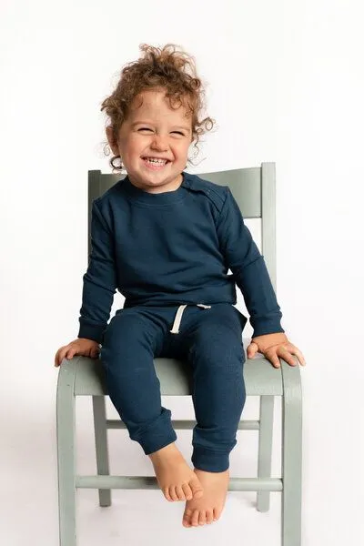 M23 M23 Kinder Jogginghose aus Biobaumwolle, Modell "Luke", Blau, – Produktbild 3 von 5