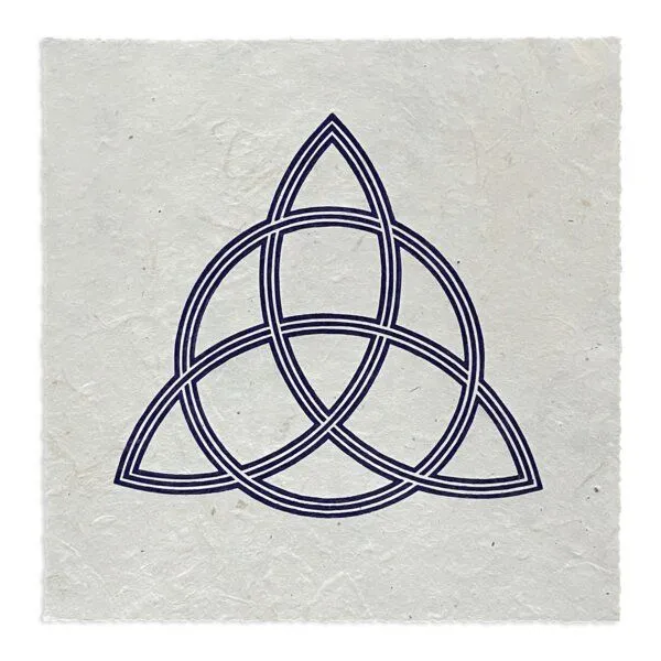Veskor Cassiopeia Veskor Cassiopeia TRIQUETRA Heilige Geometrie Linoldruck | 22 × 22 cm | Indigo auf Naturweiß – Produktbild 1 von 4