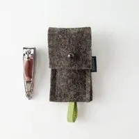 matilda k manufaktur matilda k. manufaktur maniküre-etui minimalistisch aus Filz mit nagelknipser 'franz' – Produktbild 1 von 1