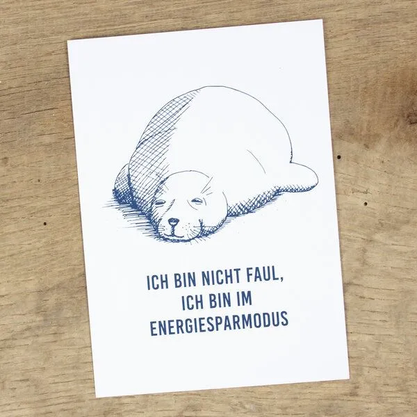 Bow & Hummingbird Bow & Hummingbird Maritime Postkarte "Seehund im Energiesparmodus" aus Recyclingpapier – Produktbild 1 von 2