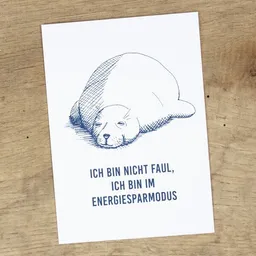 Bow & Hummingbird Bow & Hummingbird Maritime Postkarte "Seehund im Energiesparmodus" aus Recyclingpapier – Produktbild 1 von 1