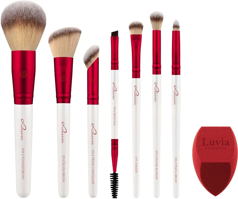 Luvia Cosmetics Kosmetikpinsel-Set PRIME VEGAN MEMORIES, 8 tlg., Mit veganen Pinseln, Make-up-Schwamm und einem Reinigungspad., Rot|weiß, – Produktbild 1 von 5