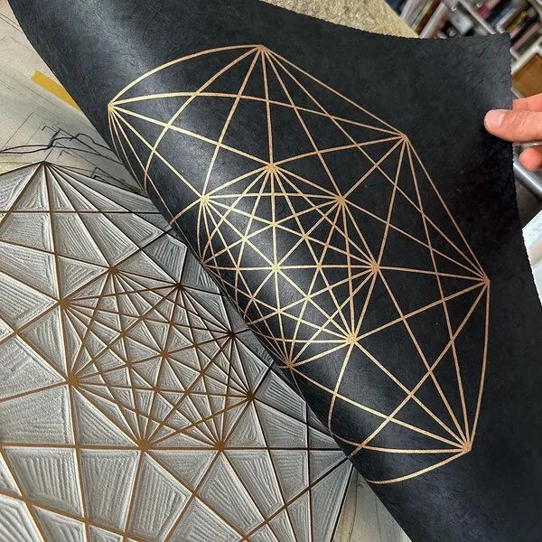 Veskor Cassiopeia Veskor Cassiopeia DEMIPENTERAKT Heilige Geometrie Linoldruck | 40 × 40 cm | Gold auf Schwarz – Produktbild 2 von 4