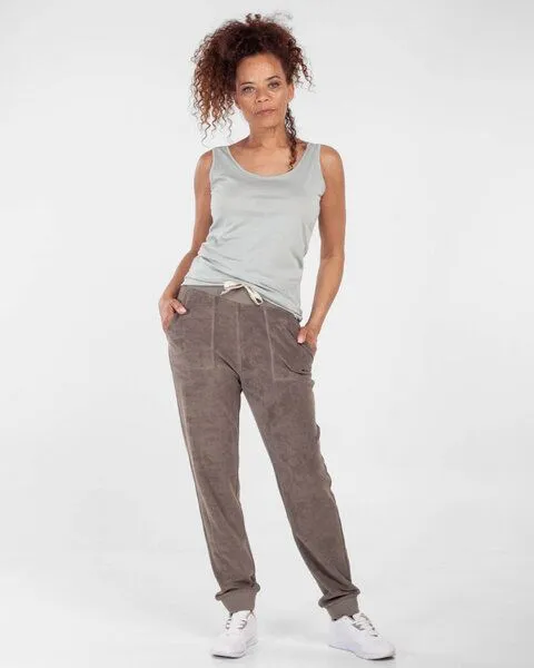 Alma & Lovis Alma & Lovis Frottier Jog-Pants aus Bio-Baumwolle | Velour Jog-Pants, Trüffel (grau), – Produktbild 1 von 4