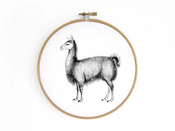 renna deluxe renna deluxe Alpaka im Stickrahmen als Bild (seitlich) – Produktbild 1 von 4