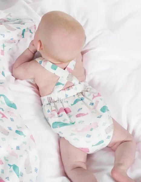 Frugi Frugi Sommer-Baby-Latzhose Walfisch-Print in weiss-rosa-türkis – Produktbild 1 von 4