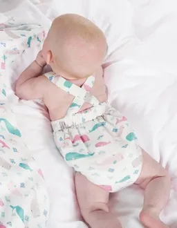 Frugi Frugi Sommer-Baby-Latzhose Walfisch-Print in weiss-rosa-türkis – Produktbild 1 von 1