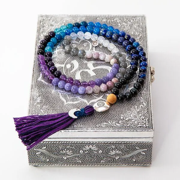 Divasya Divasya Mala-Kette "Moon Child" aus Amethyst- Mondstein- Lapislazuli (u.a.) – Produktbild 2 von 4