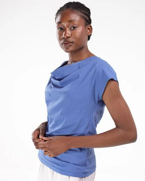 Alma & Lovis Alma & Lovis Shirt mit Wasserfall-Ausschnitt, aus Bio-Baumwolle | Short Cascade, Blue (mittelblau), – Produktbild 4 von 4