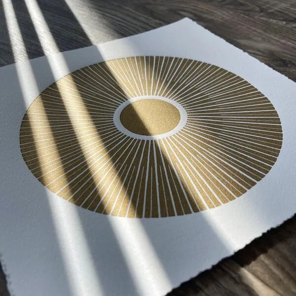 Veskor Cassiopeia Veskor Cassiopeia CENTRAL SUN Sonnen Linoldruck | 22 × 22 cm | Gold auf Weiß – Produktbild 4 von 4