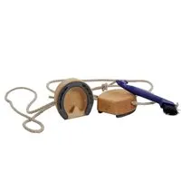 Jamso Kinder Shaddy Hufe Spielzeughufe aus Erlenholz mit echten Hufeisen Maße 12 x 11 x 5 cm – Produktbild 1 von 1