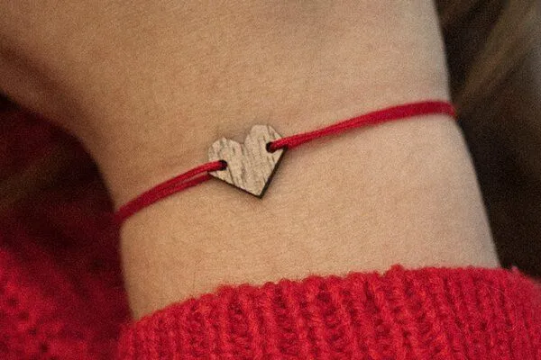BeWooden BeWooden Holzarmband Red Heart – Produktbild 2 von 2