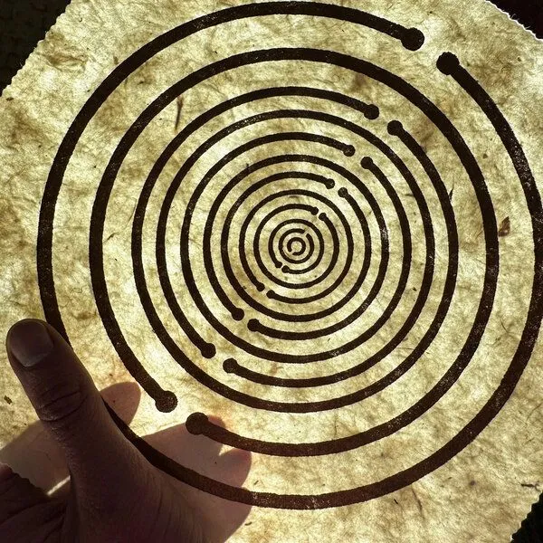 Veskor Cassiopeia Veskor Cassiopeia LAKHOVSKY SPULE Heilige Geometrie Linoldruck | 22 × 22 cm | Kupfer auf Naturweiß – Produktbild 4 von 4