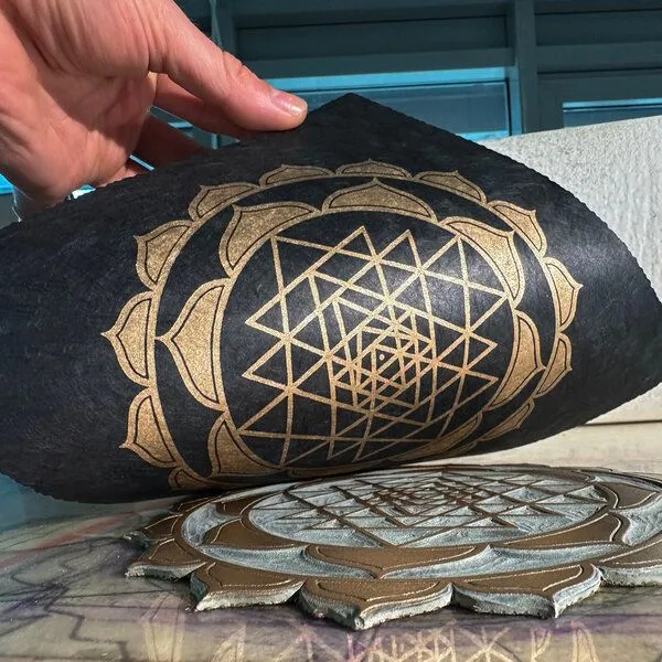 Veskor Cassiopeia Veskor Cassiopeia SRI YANTRA Lotus Linoldruck | 22 × 22 cm | Gold auf Schwarz – Produktbild 3 von 4