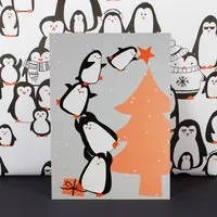 Bow & Hummingbird Bow & Hummingbird Postkarte "Pinguinbaum" – Produktbild 1 von 1