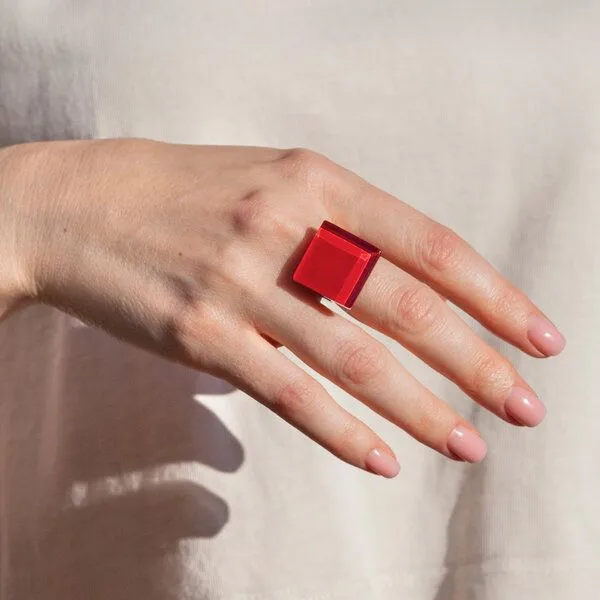 ALEXASCHA ALEXASCHA Geometrischer Statement Ring aus Glas PUREFORM, Kirschrot, – Produktbild 2 von 4