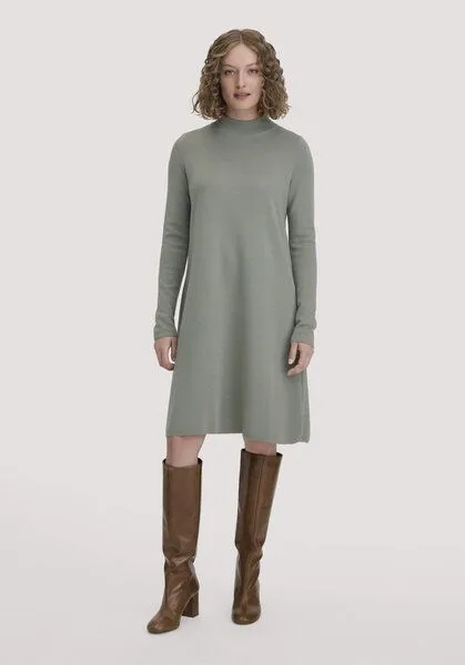 hessnatur hessnatur Strick Kleid Relaxed aus TENCEL Lyocell mit Bio-Baumwolle, Steppengras, – Produktbild 1 von 4