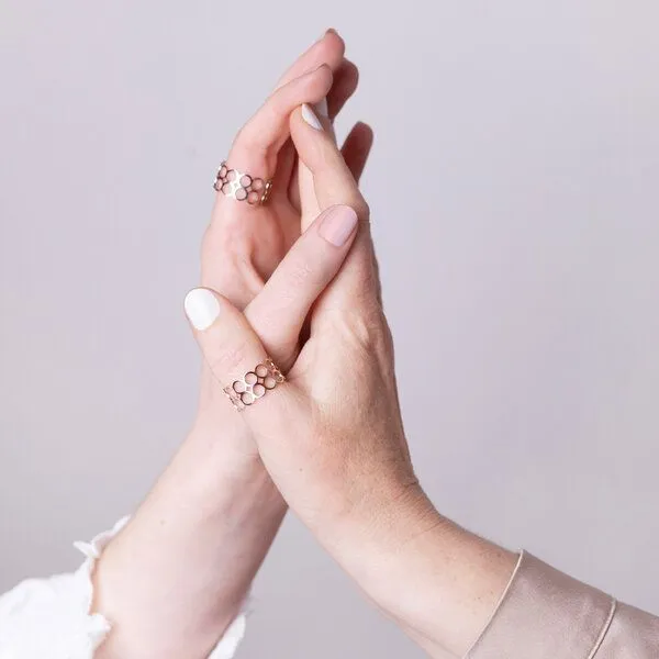 ALEXASCHA ALEXASCHA Mutter Tochter Ringset | 2 minimalistische Edelstahlringe | Ideal als Geschenk für Mutter, Tochter & Schwester, Roségold, – Produktbild 1 von 3