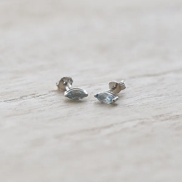 Eppi Eppi Minimalistische Ohrstecker aus Silber mit Aquamarin Andine, Weiss, – Produktbild 3 von 4