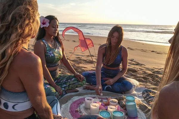 Yoga Hero Yoga Hero Kerze aus Sojawachs mit Kristallen und trockenen Blüten, Amethyst & lavendel, – Produktbild 4 von 4