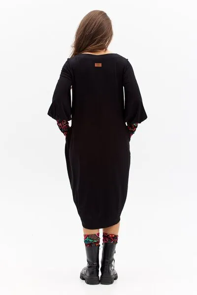 KOKOworld Kleid Morelia – Ballonkleid – Länge bis zum Knie/über das Knie – Aufgebauschte Ärmel – Carré-Ausschnitt – Farbenfroher einzigartiger Print von KOKOworld – Fair produziert in Polen, Black telar (schwarz), – Produktbild 3 von 4