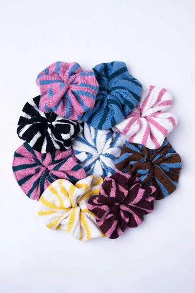 Kopyto Kopyto ROZELLA RWS – großes gestricktes Scrunchie für Haare mit Streifen, Rosa/blau, – Produktbild 3 von 3
